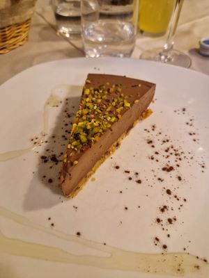 Torta di mousse al cioccolato, crumble e pistacchio at Mezzaluna in Turin