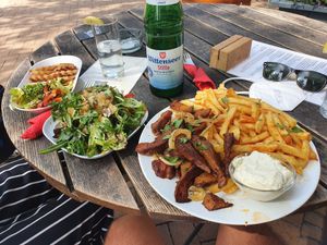 Seitan Gyros mit Pommes und Knoblauchbrot at Subrosa Kneipenkollektiv in Kiel