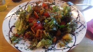 Röstkartoffel-Salat mit knusprigem Tofu
(Salad with roasted potatos and crispy tofu) at Subrosa Kneipenkollektiv in Kiel