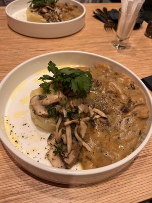 Vegan chicken & mushrooms with turnip mash  at Verthé in Diksmuide