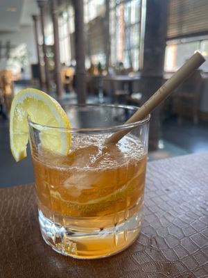 7-11 cocktail Bourbon - citroen - angostura - ginger ale at Verthé in Diksmuide
