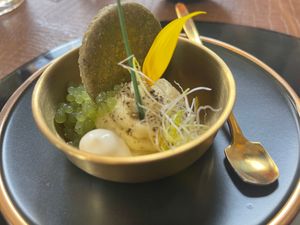 Cracker van preigroen - groentencréme -  kaviaar van bieslook at Verthé in Diksmuide