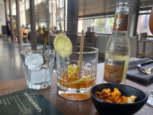 7-11 cocktail Bourbon - citroen - angostura - ginger ale at Verthé in Diksmuide