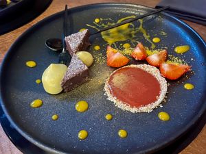 Taartje chocolade - hazelnoot - passievrucht - aarbei at Verthé in Diksmuide