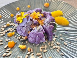 Met bosbessen gemarineerde bloemkool - citrus  - zonnebloem at Verthé in Diksmuide