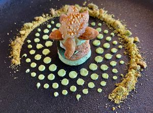 𝗜𝗻𝘁𝗿𝗼
Crème van warmoes

Dillekoekjes & appelkaviaar 
(april 2026) at Verthé in Diksmuide