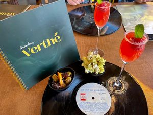 Welkomstdrankjes met huisgemaakte curry popcorn en heerlijk gemarineerde olijven
(april 2026) at Verthé in Diksmuide