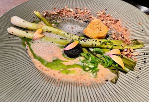 𝗦𝗼𝗻𝗴 𝗜𝗜𝗜
Gekonfijte lente-ui

Zwarte sesam & kasha (boekweit) at Verthé in Diksmuide
