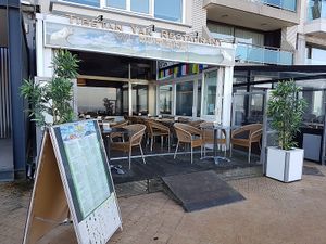 front with terrace at Yak Tibetaans Restaurant in Oostende