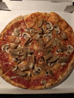 Pizza mit Champignons und veganem Geschnetzeltem at Galicia in Viernheim