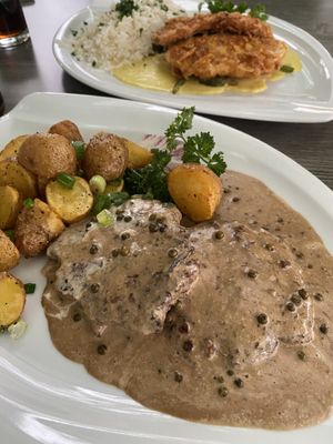Vorne: Beyond Meat in Pfeffer-Rahm-Soße mit italienischen Bratkartoffeln.  at Galicia in Viernheim