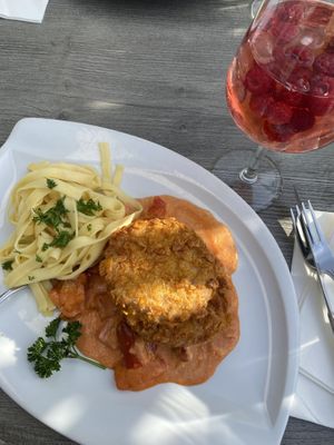 Veganes Knusperschnitzel mit Paprika-Rahmsoße und Tagliatelle 😍  at Galicia in Viernheim