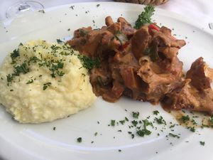 Beyond meat mit Pfifferlingen und Kartoffelbrei  at Galicia in Viernheim