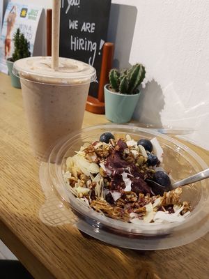 Acai bowl and smoothie at JuiceBrothers - Raamsteeg in Amsterdam