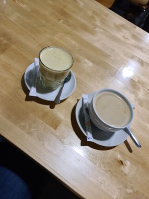 Sad Caffè latte and Golden 🥛 at Milk Away in Sevilla