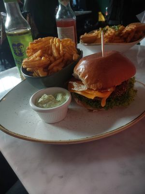 Vegan cheese burger with vegan bacon, waffle fries and vegan coriander lime mayo at Franz & Willi in Weimar