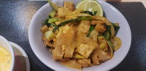 Pad see ew with "chicken" at Tien Hiang in Paris
