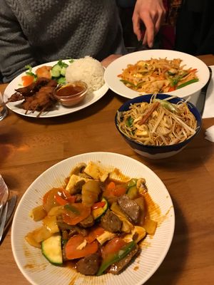 « Bœuf » sauce saté (7€50), nouilles sautées (6€50), nouilles Thailandaises (7€50), brochettes de « poulet » satay (9€) at Tien Hiang in Paris