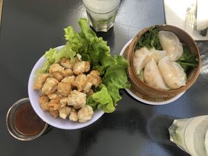 « Poulet » frit et sa sauce, avec Ha kao, ravioli vapeur at Tien Hiang in Paris