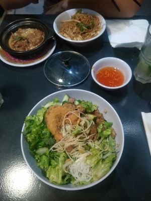 Bo bun "crevettes" au premier plan, et au deuxième plan, nouilles sautées et marmite "poulet" caramélisé. at Tien Hiang in Paris