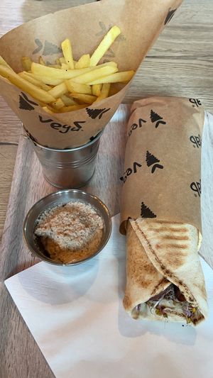 Vegab, hummus, papas at Vegab in Krakow