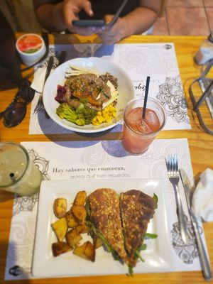 The vegan sandwich and the vegan salad at Zen Tea in San Martin De Los Andes
