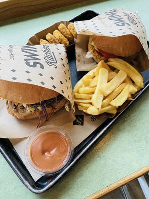 Vegane Nuggets mit Napoli Burger & Cheese Burger  at Swing Kitchen - Operngasse in Vienna