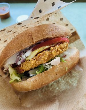 Veganer Napoli Burger at Swing Kitchen - Operngasse in Vienna