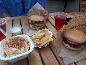 chiliburger with coleslaw & schnitzelburger with fries at Swing Kitchen - Operngasse in Vienna