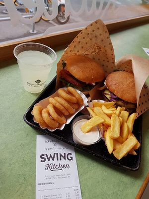 Vienna burger with onion rings, cheeseburger with fries and the best aioli at Swing Kitchen - Operngasse in Vienna