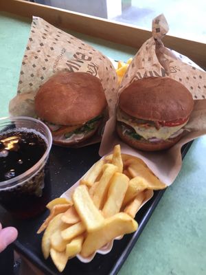 Chips, cherry cola at Swing Kitchen - Operngasse in Vienna