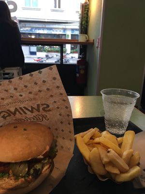 Swing Burger Combo mit Fritten und Holunder Soda at Swing Kitchen - Operngasse in Vienna