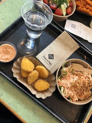 Vegan nuggets with coleslaw 👌🏼 at Swing Kitchen - Operngasse in Vienna