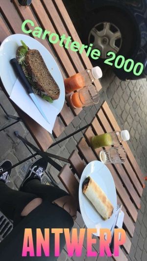 tuno sandwich, carrot juice, apple juice, veyoncé wrap at Carotterie 2000 in Antwerpen