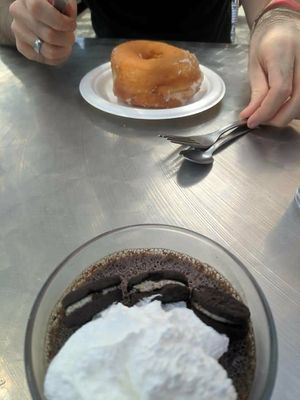 Donut y cheesecake de oreo at Ruta 42 in Lhospitalet De Llobregat