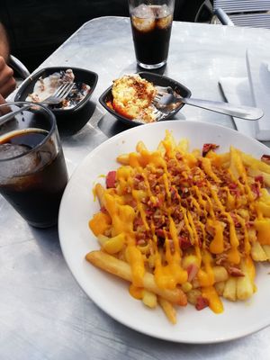 Patatas con mc&cheese y bomba de fondo at Ruta 42 in Lhospitalet De Llobregat