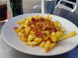 Fries, Mac and cheese, bacon and onions at Ruta 42 in Lhospitalet De Llobregat