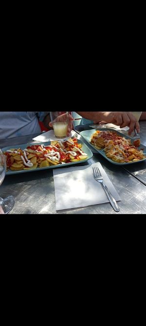 Patatas fritas con salsa y patatas con bacon at Ruta 42 in Lhospitalet De Llobregat