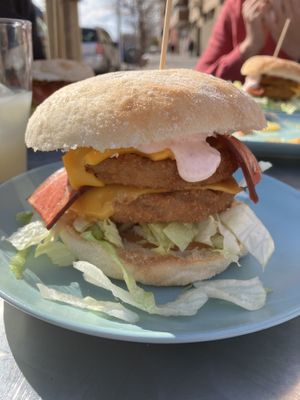 Hamburguesa doble con bacon y salsa veganos  at Ruta 42 in Lhospitalet De Llobregat