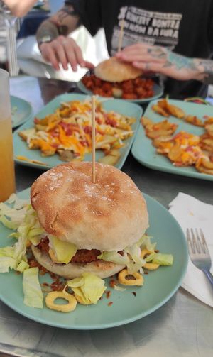 Burger "Rodeo" y patatas "Ruta vegana" at Ruta 42 in Lhospitalet De Llobregat