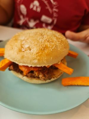 Hamburguesa amb moniato at Ruta 42 in Lhospitalet De Llobregat