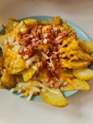 Patates amb formatge i bacon at Ruta 42 in Lhospitalet De Llobregat