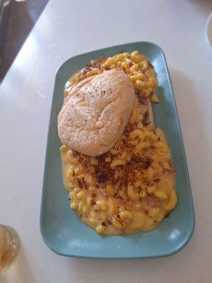 Hamburguesa Hooligan. Ternera con mac&cheese, bacon, cebolla crujiente. at Ruta 42 in Lhospitalet De Llobregat