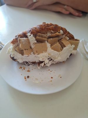 Rompe-Huesos.  Nata, crema de chocolate, huesitos. at Ruta 42 in Lhospitalet De Llobregat