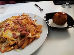 Patatas cheddar y bacon at Ruta 42 in Lhospitalet De Llobregat
