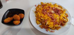 Nuggets & Fries with cheese and bacon at Ruta 42 in Lhospitalet De Llobregat