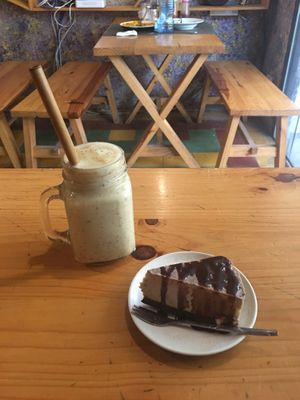 Banana Peanut Butter “cheesecake” and Simply smoothie  at Jalus Vegan Kitchen in Hanoi
