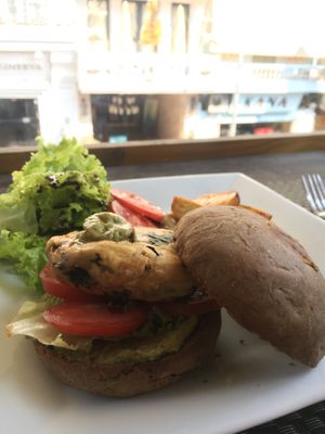Exquisita burguer 🤤 y muy buen precio  at Jalus Vegan Kitchen in Hanoi