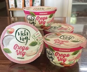 Iogurte grego! Além de manteiga, queijos, leites, pães de melado...tudo vegano, é claro :) at Como? Espaco Vegano in Campinas