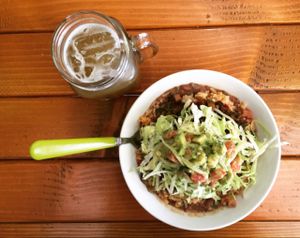 Bowl de portobello y hongos sobre una cama de arroz y frijol, cubierto con lechuga y delicioso guacamole, para beber una rica y refrescante agua de piña, ¡riquísimo! at Tury's in Tijuana